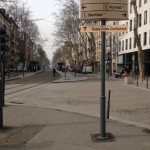 Cours Charlemagne, en face de l'escalator descendant du centre d'échange de Perrache, à droite