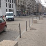 Cours Charlemagne, en face de l'escalator descendant du centre d'échange de Perrache, à gauche