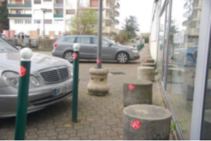 plusieurs autocollants posés sur des mobiliers urbains génants