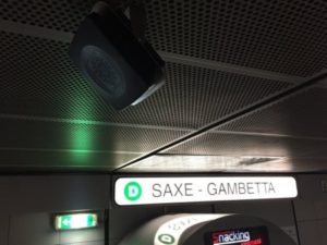 Balise sonore installée à la station Saxe Gambetta