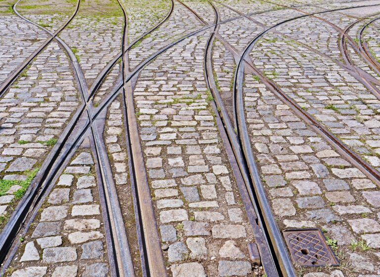 Croisement de lignes de tram sur route pavée