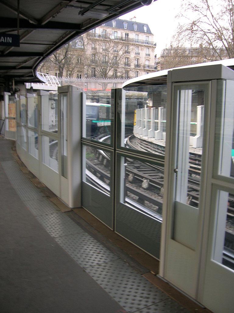 Portes palières d'un métro parisien