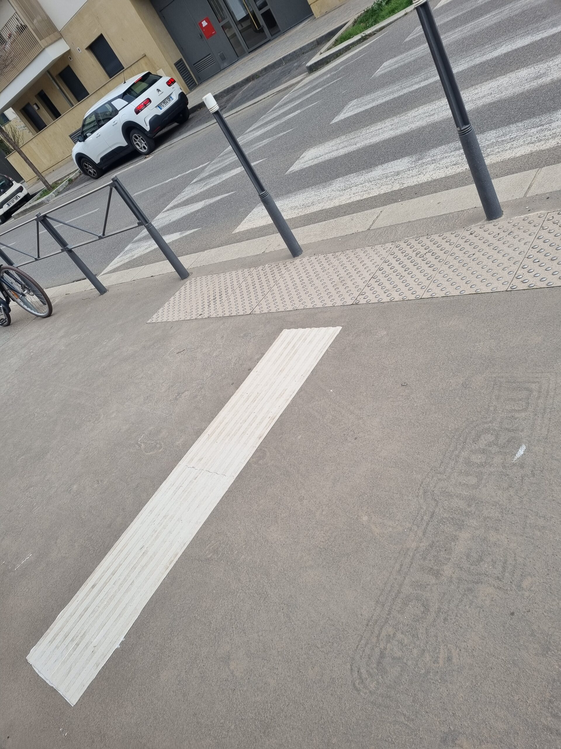 bande-podotactile-point-de-vue-sur-la-ville