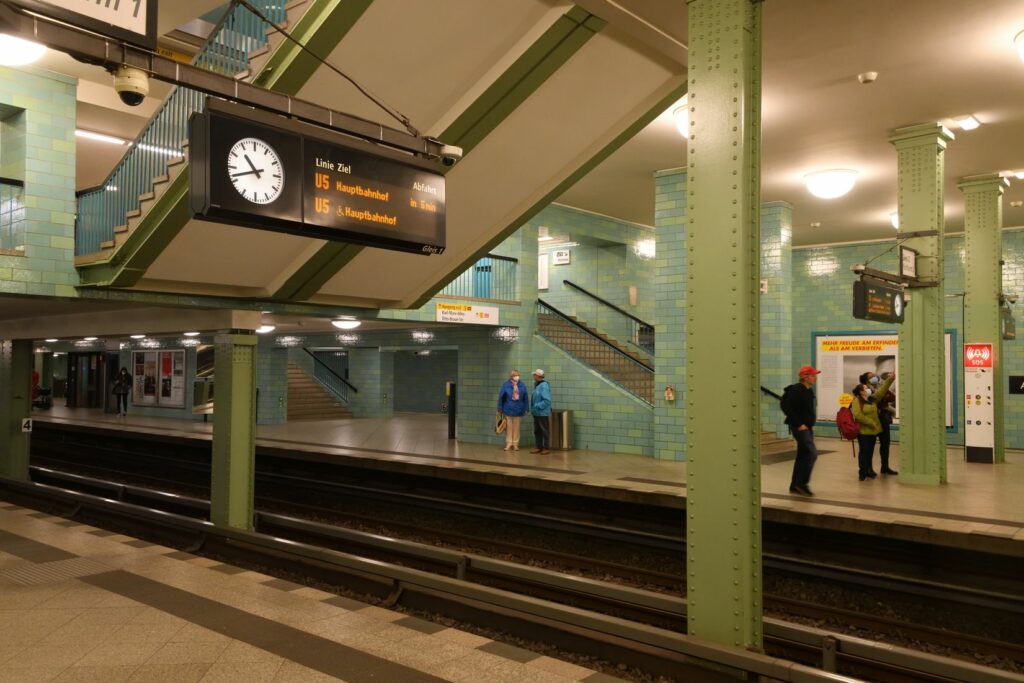 Quai metro Berlin avec bande d'éveil de vigilance