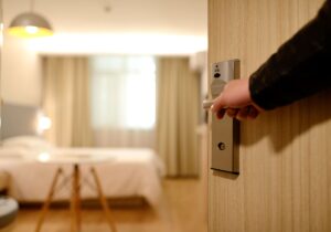 Photo d'un bras ouvrant une porte de chambre d'hôtel