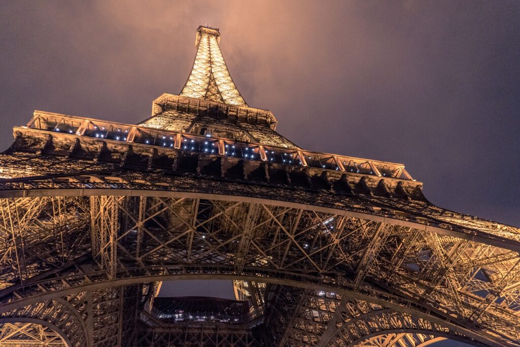 Vue en contre-bas des pieds de la tour Eiffel de Paris