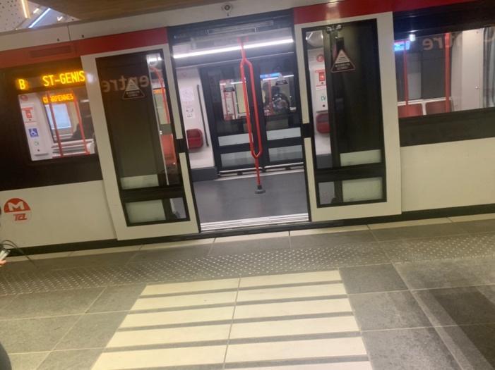 Marquage des portes du métro repérables tactilement et visuellement sur le quais, Station Oullins Centre
