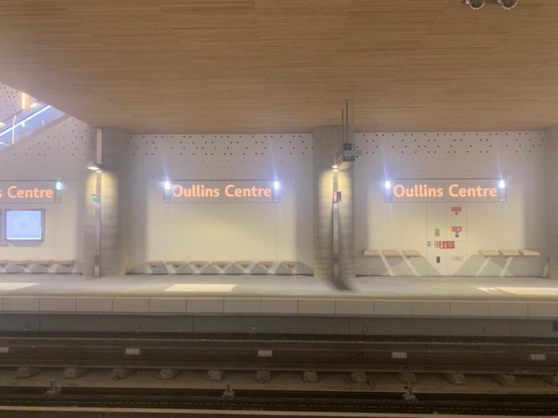Station Oullins Centre vue d'ensemble, murs épurés blanc, lumières brillantes, charpente moderne