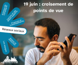 Visuel sur fond photo d’un homme les yeux fermés, concentré, manipulant son smartphone. Au centre, le titre blanc : « 19 juin : croisement de points de vue ». Une forme bleue à plusieurs branches reprend les thèmes des précédentes éditions (repris dans le texte) et la thématique du mois en évidence "les réseaux sociaux" En bas à droite, le logo de Point de Vue sur la Ville.