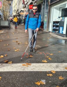 Pierre-Marie Micheli, notre vice-président, en train de se déplacer à la canne blanche en direction d'une bande d'interception située perpendiculaire à sa trajectoire