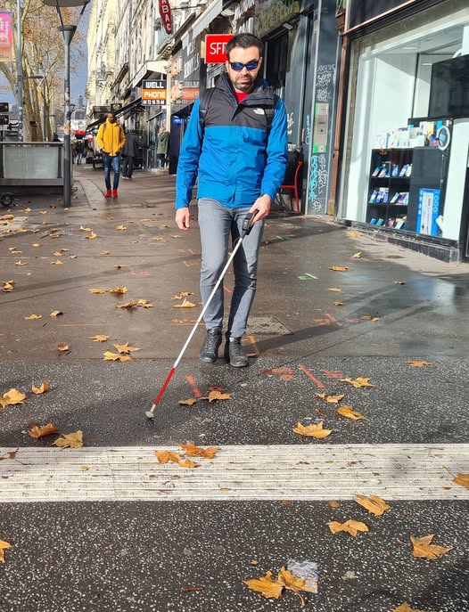 Pierre-Marie Micheli, notre vice-président, en train de se déplacer à la canne blanche en direction d'une bande d'interception située perpendiculaire à sa trajectoire